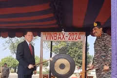 L'ambassadeur du Vietnam en Inde, Nguyên Thanh Hai et le général de division Rajesh Pushkar, commandant en chef du corps de Kharga coprésident la cérémonie d'ouverture du VINBAX 2024. Photo: VNA