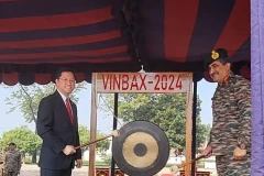 L'ambassadeur du Vietnam en Inde, Nguyên Thanh Hai et le général de division Rajesh Pushkar, commandant en chef du corps de Kharga coprésident la cérémonie d'ouverture du VINBAX 2024. Photo: VNA