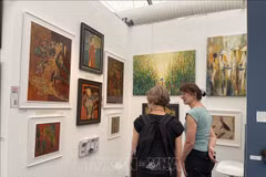 Des oeuvres vietnamiennes exposées à la l'Affordable Art Fair de Londres. Photo: VNA 