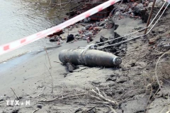 Découverture d’une bombe laissée par la guerre à Phu Tho. Photo: VNA