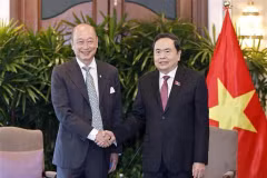 Le président de l’Assemblée nationale (AN) Trân Thanh Mân (droite) et le vice-président et directeur général de l’United Overseas Bank (UOB), Wee Ee Cheong. Photo: VNA