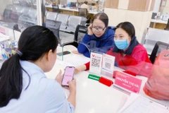 Traiement de procédures administratives en ligne au Centre des services publics de la ville d'Ha Long. Photo: baoquangninh.vn