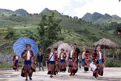 Couleurs des costumes traditionnels des Lô Lô à Hà Giang