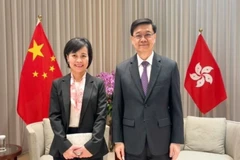 La consule générale du Vietnam à Hong Kong et à Ma Cao (Chine), Lê Duc Hanh, et le chef de l'exécutif de la région administrative spéciale de Hong Kong (Chine), Lee Ka-chiu. Photo: VNA
