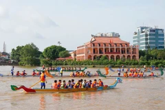 Les circuits fluviaux urbains attirent un grand nombre de touristes à Hô Chi Minh-Ville. Photo: VNA