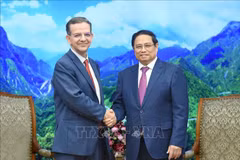 Le Premier ministre Pham Minh Chinh (droite) et Paulo Medas, chef du groupe de travail du Fonds monétaire international (FMI)