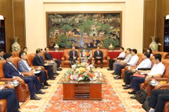Le secrétaire du Comité du Parti pour la province de Hung Yên (Nord), Nguyen Huu Nghia, reçoit l’ambassadeur de République de Corée au Vietnam, Choi Youngsam. Photo: baohungyen.vn
