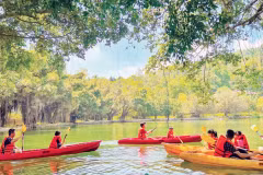 Des touristes font du kayak à la zone touristique Khoang Xanh-Suôi Tiên à Hanoi. Photo: nhandan.vn