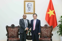 Le vice-Premier ministre Trân Luu Quang (droite) et le directeur national de la Banque asiatique de développement (BAD) au Vietnam, Shantanu Chakraborty. Photo: VNA