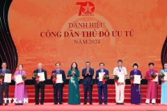 La vice-présidente de la République Vo Thi Anh Xuân et le président du Comité populaire municipal Trân Sy Thanh ont décerné le tire « Citoyens d’élite » de 2024 à dix individus. Photo. VNA