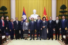 Le président de la République, Luong Cuong, reçoit Bounthong Chitmany, permanent du secrétariat du Parti populaire révolutionnaire du Laos (PPRL) et vice-président du Laos. Photo: VNA