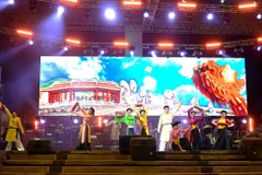 Le numéro "Trông com" (tambourin oblong) du troupe du théâtre Lê Ngoc présenté lors du 9e festival de danse et de rythme des tambours de Kuala Lumpur. Photo: VNA