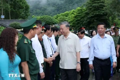 Le président To Lam et les délégués présents au vestige national spécial de Pac Bo, commune de Truong Ha, district de Ha Quang. Photo: VNA