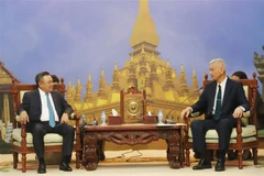 Trân Sy Thanh, président du Comité populaire municipal (gauche) et Anouphap Tounalom, secrétaire du Comité central du Parti populaire révolutionnaire lao (PPRL), secrétaire du Comité du Parti de Vientiane et président du Conseil populaire de Vientiane. Photo: VNA