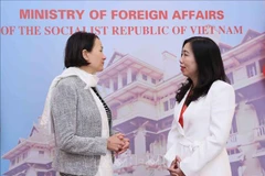 La vice-ministre vietnamienne des Affaires étrangères (AE) Lê Thi Thu Hang (droite) et la secrétaire d'État chargée de la région Indo-Pacifique au ministère britannique des Affaires étrangères, Catherine West. Photo: VNA