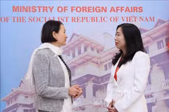 La vice-ministre vietnamienne des Affaires étrangères (AE) Lê Thi Thu Hang (droite) et la secrétaire d'État chargée de la région Indo-Pacifique au ministère britannique des Affaires étrangères, Catherine West. Photo: VNA