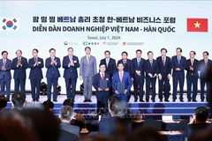 Le Premier ministre Pham Minh Chinh assiste à la remise des procès-verbaux de coopération entre les entreprises vietnamiennes et sud-coréennes, le 1er juillet à Séoul. Photo: VNA