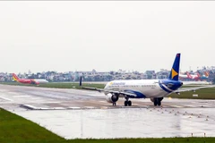 Suspension temporaire à partir du matin du 27 octobre des opérations dans 4 aéroports en raison du typhon Trami. Photo: VNA