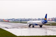 Suspension temporaire à partir du matin du 27 octobre des opérations dans 4 aéroports en raison du typhon Trami. Photo: VNA