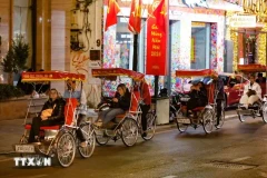 Des touristes étrangers à Hanoi. Photo: VNA