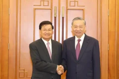 Le secrétaire général du Parti communiste du Vietnam (PCV) et président vietnamien, Tô Lâm (droite), et le secrétaire général du Parti populaire révolutionnaire lao (PPRL) et président lao, Thongloun Sisoulith. Photo: VNA