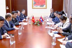 Le président de la Commission de la culture et de l'éducation de l’Assemblée nationale (AN) du Vietnam, Nguyên Dac Vinh, lors d'une séance de travail avec le président de la Commission socio-culturelle de l’AN du Laos, Bounta Theppavong. Photo: VNA