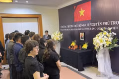 L'ambassade du Vietnam en Indonésie a ouvert le 25 juillet, un registre de condoléances et organisé une cérémonie funéraire du secrétaire général du Comité central du Parti communiste du Vietnam Nguyên Phu Trong. Photo: VNA