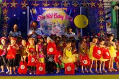 Les enfants de Truong Sa reçoivcent des cadeaux à l'occasion de la Fête de la Mi-Automne. Photo: VNA