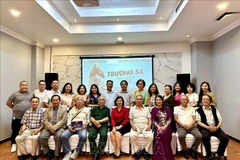 L'ambassadrice du Vietnam en Hongrie, Nguyên Thi Bich Thao et des représentants du club Truong Sa. Photo: VNA