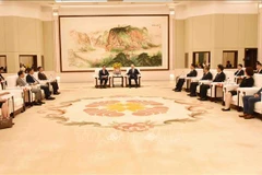 Nguyên Trong Nghia, membre du Bureau politique, secrétaire du Comité central du PCV, chef de la Commission centrale de sensibilisation et d’éducation du PCV, rencontre Huang Kunming, secrétaire du Comité du Parti communiste chinois de la province du Guangdong. Photo: VNA