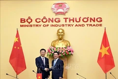 Le ministre de l’Industrie et du Commerce, Nguyên Hông Diên (droite) et Liu Ning, membre du Comité central du Parti communiste chinois (PCC) et secrétaire du Comité du PCC de la région autonome Zhuang du Guangxi. Photo: VNA