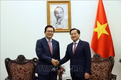Le vice-Premier ministre Lê Minh Khai (à droite) et Lee Sang Woon, vice-président et directeur exécutif du groupe sud-coréen Hyosung. Photo: VNA