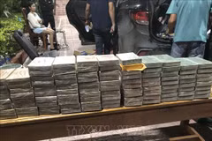 Cinq trafiquants lao de 100 pains d'héroïne du Laos au Vietnam arrêtés en flagrant délit. Photo: VNA