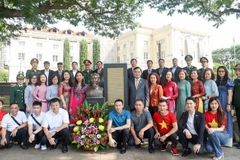 Le personnel de l'ambassade du Vietnam à Singapour et des agences de représentation du Vietnam et les représentants de la communauté vietnamienne à Singapour est venu offrir des fleurs à la statue de l'Oncle Hô au Musée des civilisations asiatiques. Photo: VNA