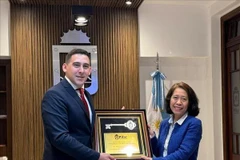 e maire de la ville de Pilar, Leopoldo Grumstrup décerne le certificat « Clé honoraire » de Pilar à l'ambassadrice du Vietnam en Argentine, Ngô Minh Nguyêt. Photo: VNA