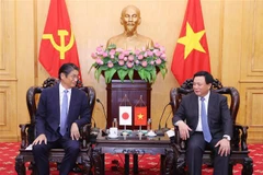 Le membre du Bureau politique, Nguyên Xuân Thang, président du Conseil théorique central et directeur de l'Académie nationale de politique Hô Chi Minh reçoit l'ambassadeur du Japon au Vietnam, Ito Naoki. Photo: VNA