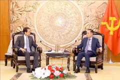 Le secrétaire du Comité central du Parti communiste du Vietnam et président de sa Commission des relations extérieures Lê Hoài Trung (à droite) et le nouvel ambassadeur de Chine au Vietnam He Wei. Photo : VNA