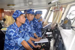 Le commandant de la patrouille des garde-côtes vietnamiens discute avec son homologue chinois au téléphone. Photo: VNA