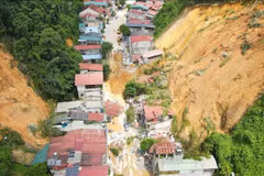 Un glissement de terrain a tué deux personnes dans le quartier de Yên Ninh, ville de Yên Bai. Photo : VNA