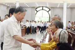 Le secrétaire général Tô Lâm remet des cadeaux aux mères héroïnes, à Dông Thap, le 11 décembre. Photo: VNA