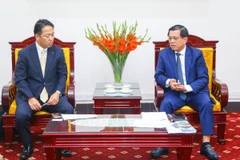 Le vice-ministre du Travail, des Invalides et des Affaires sociales, Nguyên Ba Hoa (à droite) et le président du conseil de la préfecture de Nagano, Nishizawa Masataka. Photo : MoLISA