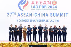Les dirigeant des pays membres de l’ASEAN et de la Chine posent lors du 27 Sommet ASEAN-Chine, à Vientiane, au Laos, le 10 octobre. Photo: VNA