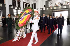 La délégation de la République de Biélorussie, conduite par le vice-président du Conseil de la République Siarhei Khamenka rend hommage secrétaire général Nguyên Phu Trong. Photo : VNA