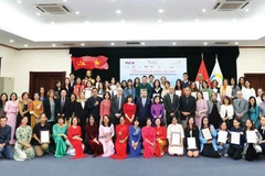 Photo de famille des participants à la cérémonie de remise des prix du concours "Jeunes Reporters Francophones 2023", en novembre dernier à Hanoï. Photo : CVN