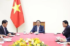 Le Premier ministre vietnamien Pham Minh Chinh (centre) lors de son entretien téléphonique avec son homologue néerlandais Mark Rutte. Photo: VNA