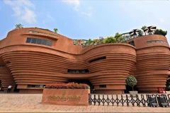 Le musée de la Poterie ne passe pas inaperçu dans le quartier avec son architecture fantaisiste, sa façade de couleur marron qui rappelle l’argile, et ses lignes courbes qui donnent l’impression de voir des vases encastrés les uns contre les autres. Photo: VNA