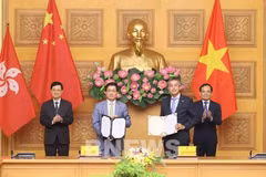 Le vice-Premier ministre Trân Luu Quang (à droite) et le chef de l'exécutif de la région administrative spéciale de Hong Kong, Lee Ka-chiu (à gauche) assistent à l'échange du protocole d'accord entre Vietnam Airlines et l'aéroport international de Hong Kong (HKIA). Photo : VNA