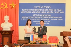Le Dr Trân Chi Thành a l'honneur d'être la première personne en Asie du Sud-Est à recevoir la statue de l’académicien Igor Kurchatov pour ses contributions au développement du secteur de l'énergie nucléaire. Photo: www.most.gov.vn