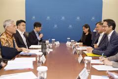 Le vice-ministre vietnamien des Affaires étrangères Dô Hung Viêt (à droite) et le secrétaire permanent du ministère singapourien des Affaires étrangères Albert Chua lors de la 16e consultation politique Vietnam-Singapour, à Singapour, le 4 septembre. Photo: VNA