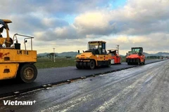 Un tronçon de l’autoroute Nord-Sud à l’Est recouvert d’asphalte. Photo : VietnamPlus